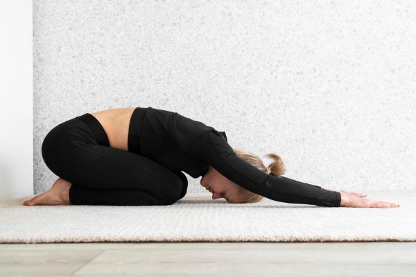 Rutina de yoga para principiantes en casa - 1. Postura del niño (Balasana)