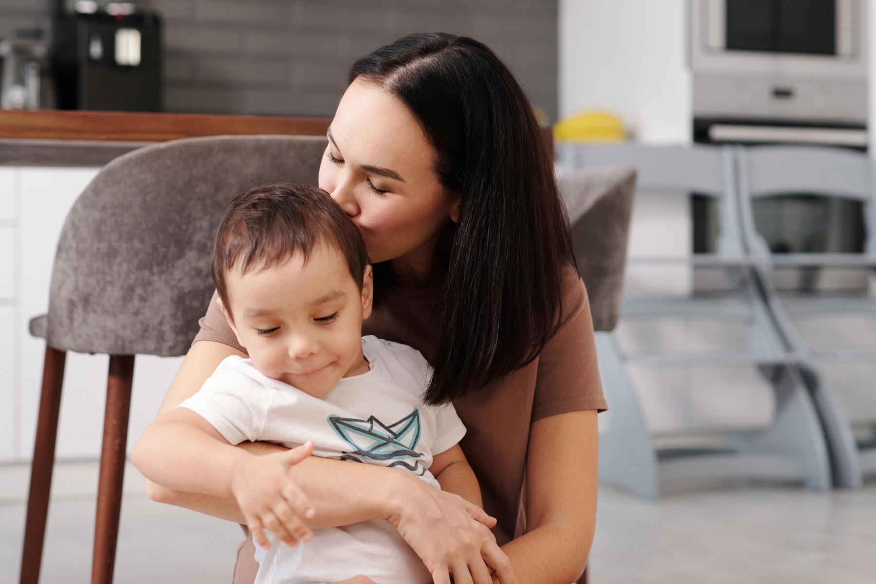 маме дарят цветы. мама благородный. драгоценная мамачка с днём рождения. мама благородный. мама благородный.