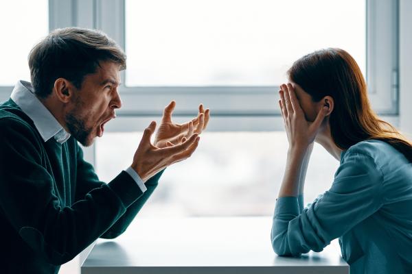 Señales para desconfiar de tu pareja - Cambios de comportamiento sin explicación 