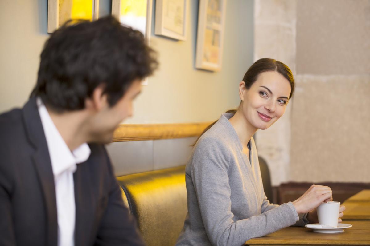 Por qué una persona con pareja coquetea con otra