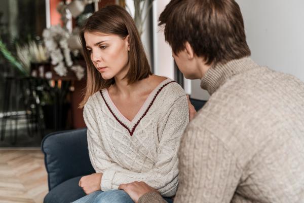 Cómo saber si mi pareja tiene miedo al compromiso o no me quiere - Te hace sentir culpable por pedir más