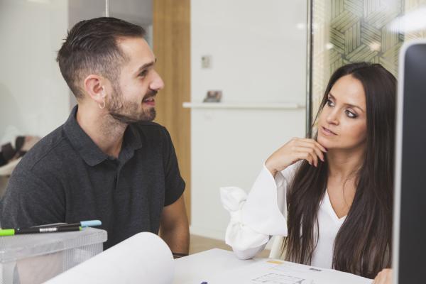 Cómo disimula un hombre que le gusta una mujer - 3. Se pone nervioso en tu presencia