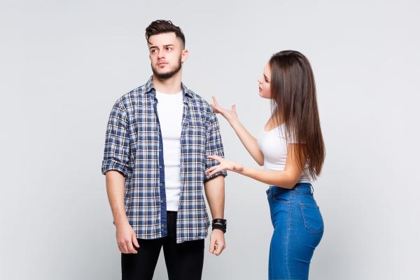 Cómo disimula un hombre que le gusta una mujer - 6. Se contradice en su comportamiento
