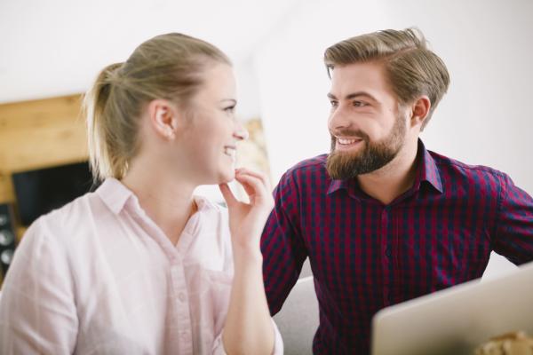 Cómo disimula un hombre que le gusta una mujer - 9. Te trata diferente en comparación con los demás