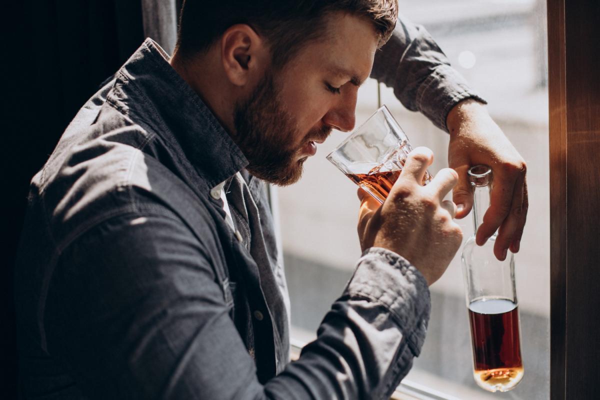 Dipsomanía: qué es, causas y cómo se diferencia del alcoholismo