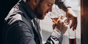 Dipsomanía: qué es, causas y cómo se diferencia del alcoholismo