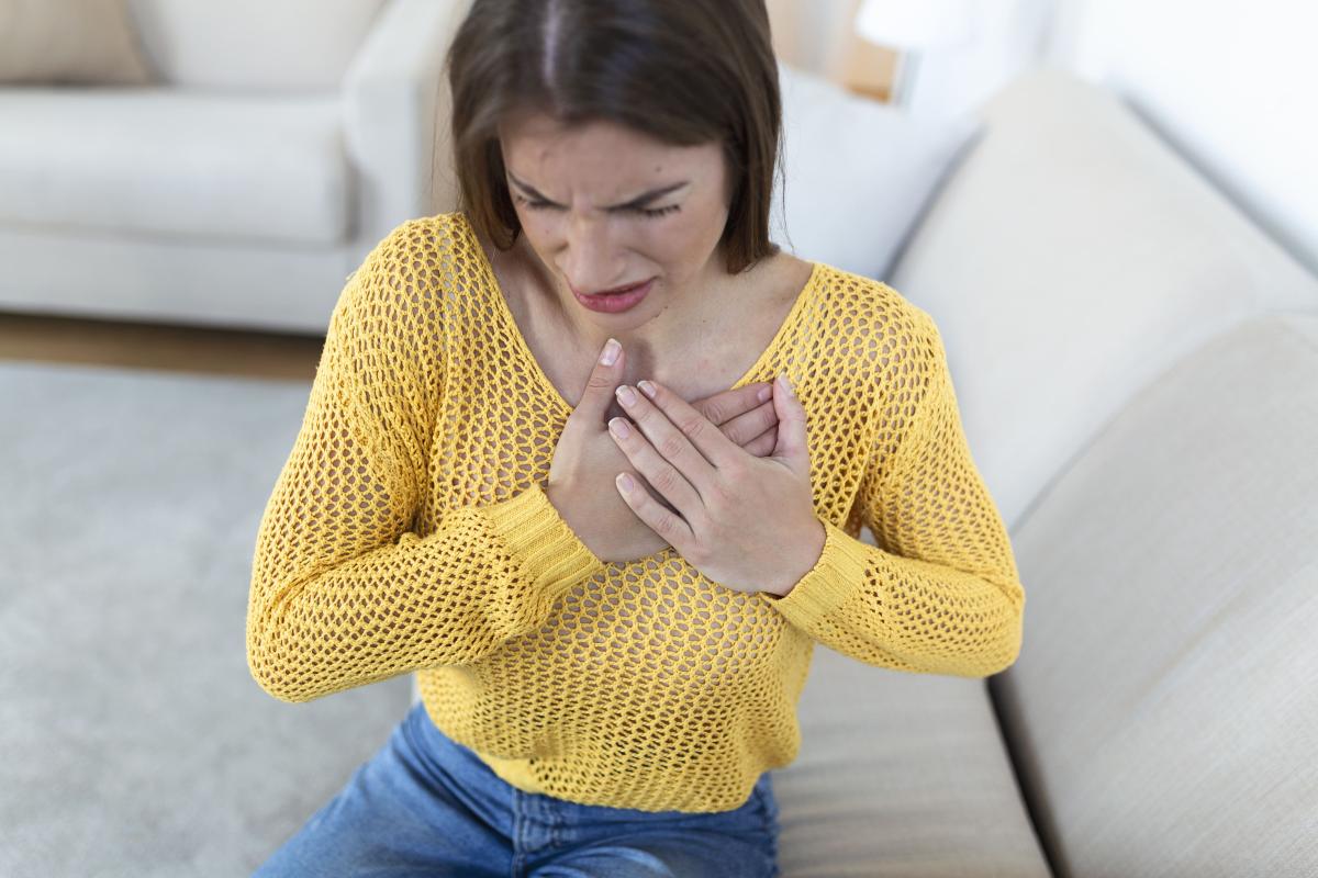 Eructos y dolor de pecho por ansiedad: síntomas y tratamiento