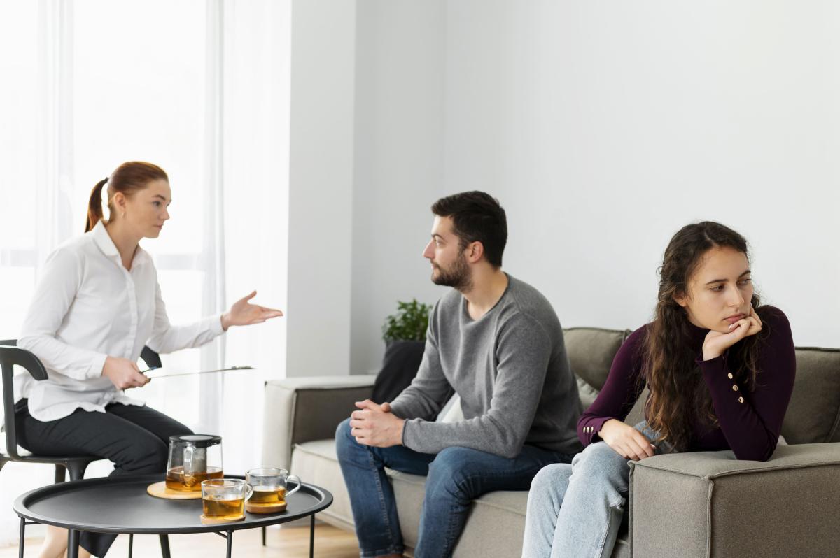 Discuto con mi pareja por su familia: causas y soluciones