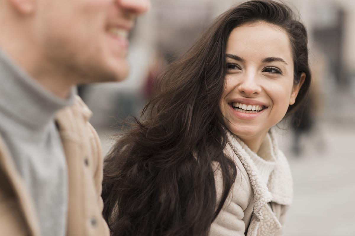 Si una mujer te mira y sonríe, ¿qué significa?