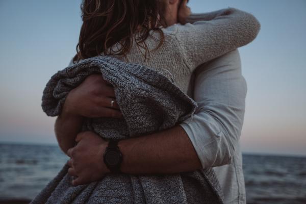 ¿Cómo seducir a un hombre? Claves psicológicas que sí funcionan - Emplea el contacto físico sutil