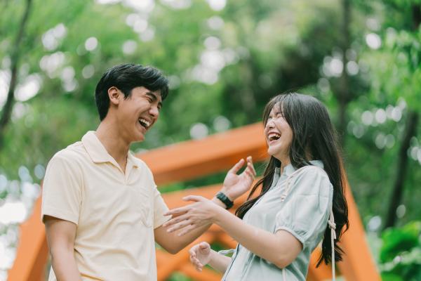 ¿Cómo seducir a un hombre? Claves psicológicas que sí funcionan - Usa el sentido del humor