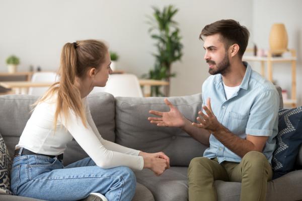 Cómo detectar los celos de un hombre enamorado en silencio - Mayor comunicación contigo