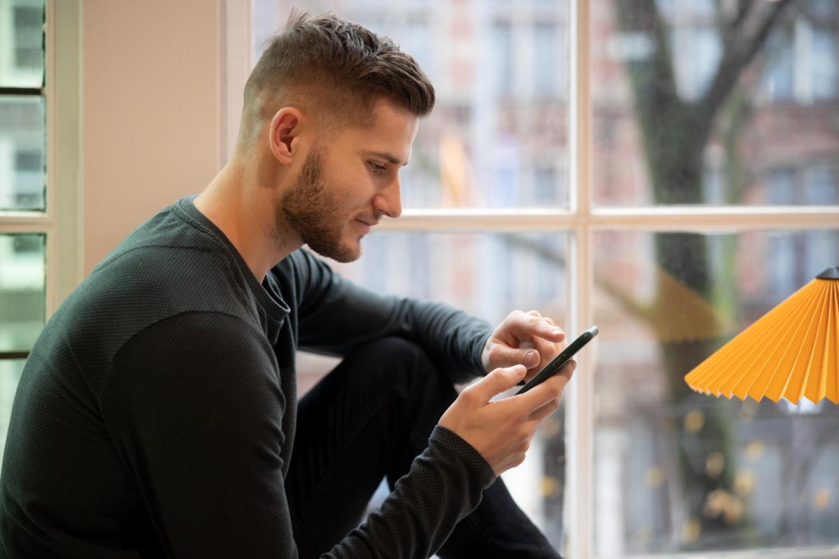 Mi pareja habla con su ex y borra las conversaciones: ¿qué hago?