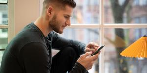 Mi pareja habla con su ex y borra las conversaciones: ¿qué hago?