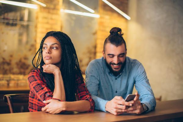 Cómo actúa un hombre que no se quiere enamorar - No planifica su futuro