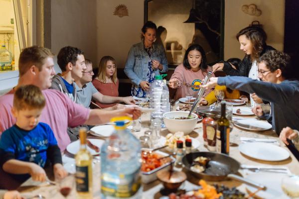 Familia tóxica: características y cómo alejarse - Características de una familia tóxica