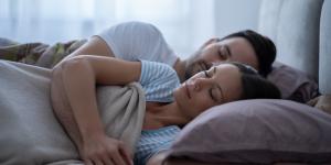 Dormir abrazados sin ser pareja: significado y beneficios