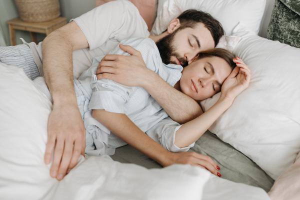 Dormir abrazados sin ser pareja: significado y beneficios - Significado emocional del contacto físico mientras dormimos