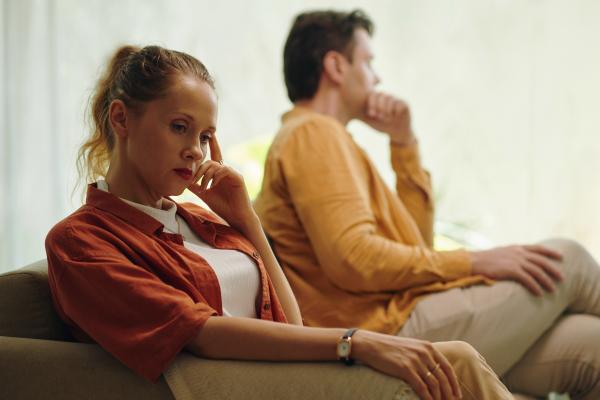 Relación asimétrica: qué es, señales y cómo afrontarla - ¿Qué es una relación asimétrica en pareja? 