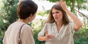 Coprolalia: qué es, causas, síntomas, tratamiento y ejemplos
