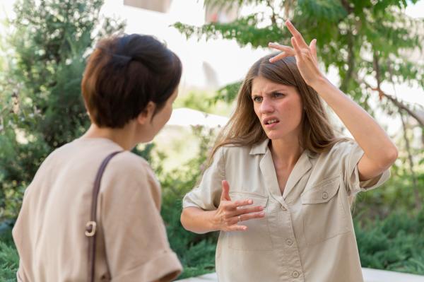 Coprolalia: qué es, causas, síntomas, tratamiento y ejemplos