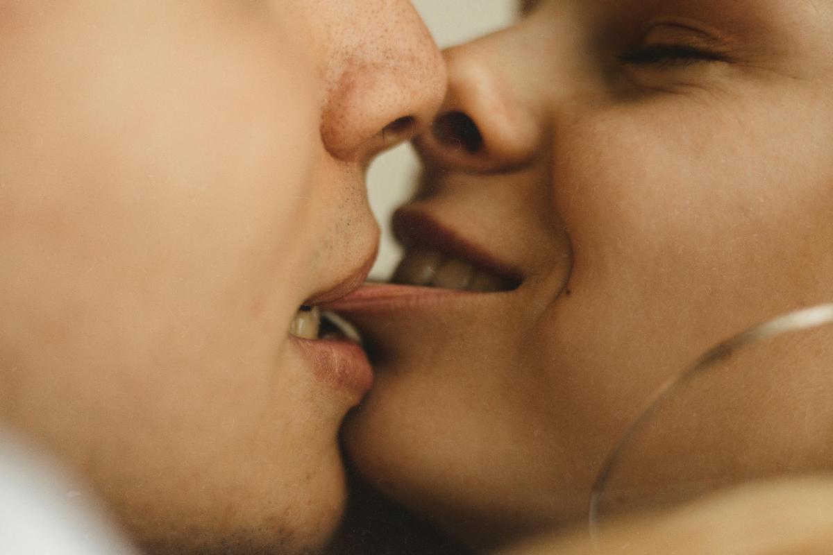 ¿Cuál es el significado de los besos con lengua y mordida?