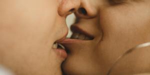 ¿Cuál es el significado de los besos con lengua y mordida?