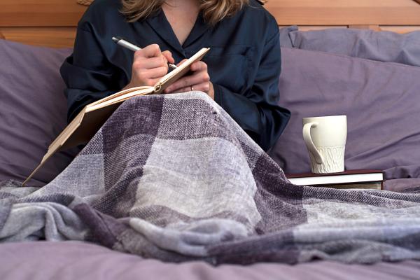 Cómo desconectar la mente para dormir - 2. Descarga tus pensamientos y emociones en un diario