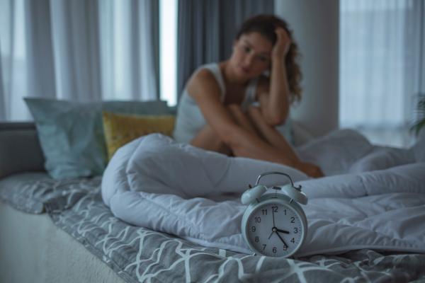 Cómo desconectar la mente para dormir - 8. Deja las pantallas