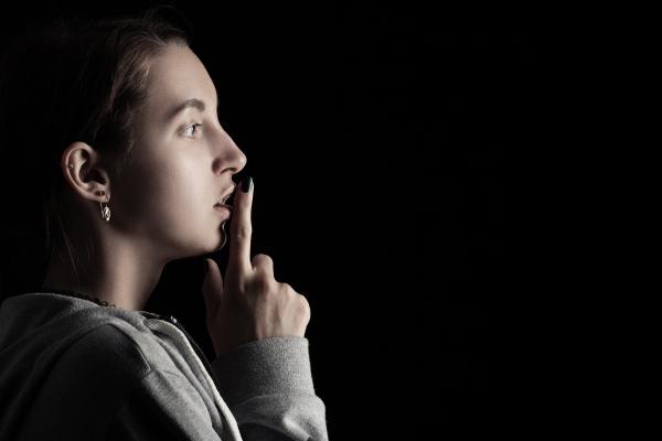 Mutismo selectivo en adultos: causas, síntomas y tratamiento - ¿Cuáles son los síntomas del mutismo selectivo en adultos?
