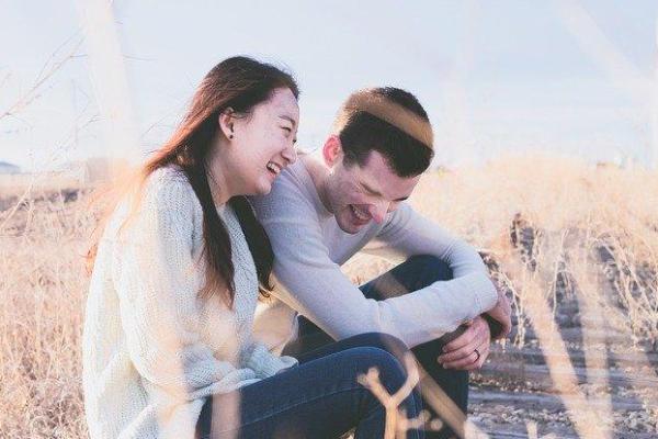 Sé que le gusto pero no me dice nada: por qué y qué hacer - ¿Qué hacer si le gusto pero no me habla?