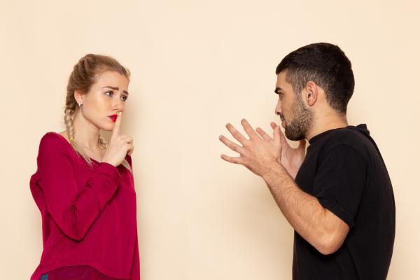 ¿Cómo saber si tu pareja siente algo por su ex? - 2. Habla mucho (y con emoción) de su ex