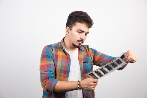 ¿Cómo saber si tu pareja siente algo por su ex? - 4. Conserva objetos sentimentales de la relación pasada