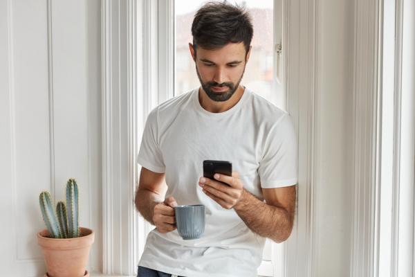 ¿Cómo saber si tu pareja siente algo por su ex? - 8. Ha ocultado que sigue en contacto con su ex