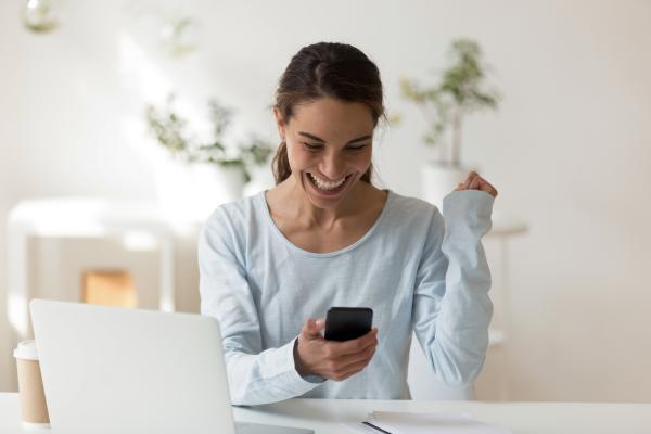 Señales inconscientes de que le gustas a una mujer - Busca siempre algún motivo para hablarte