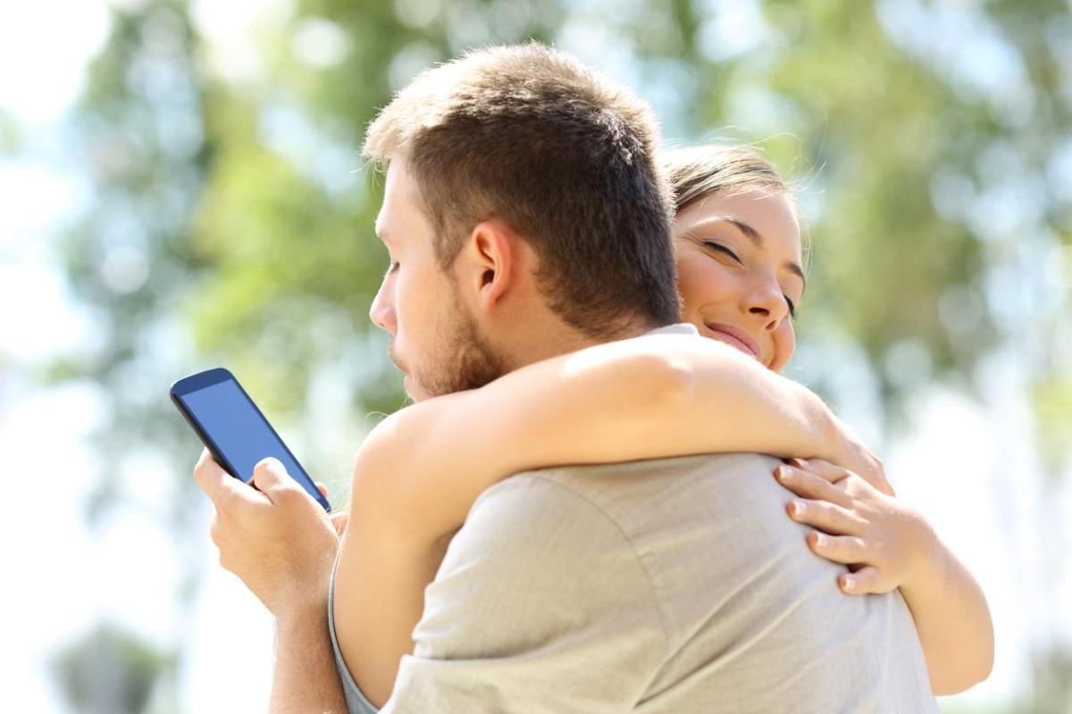 Como saber se sua/seu namorada/o te trai pelo WhatsApp