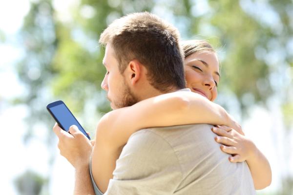 Como saber se sua/seu namorada/o te trai pelo WhatsApp