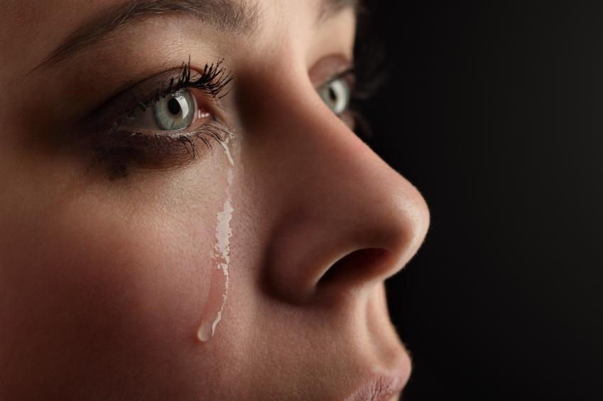 Vontade de chorar do nada é NORMAL? Causas mais comuns