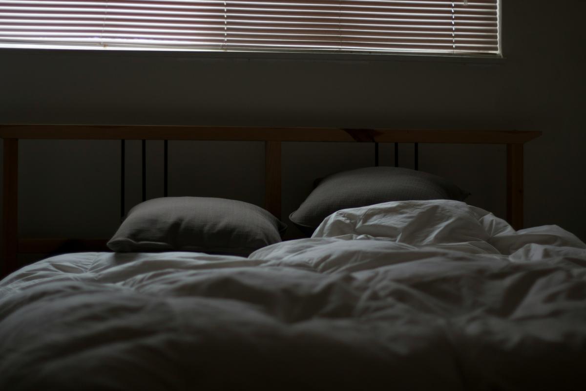 Meu marido dorme de costas para mim: por quê e o que fazer?