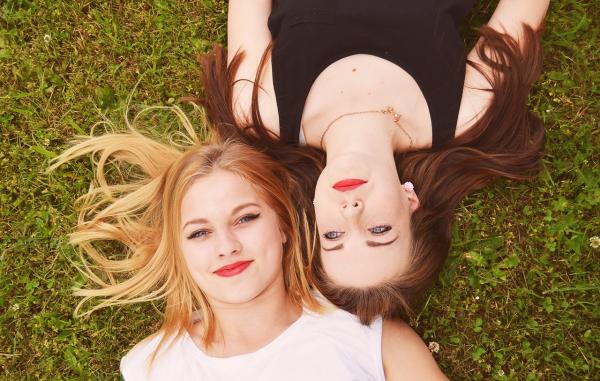 Como saber se minha amiga sente atração por mim? - 2. Presença que envolve
