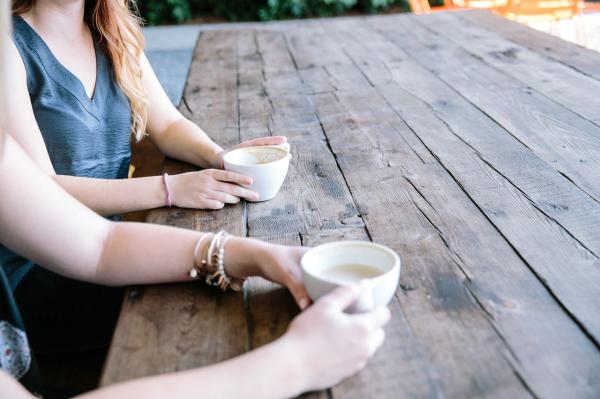 Como saber se minha amiga sente atração por mim? - 5. Toques que marcam