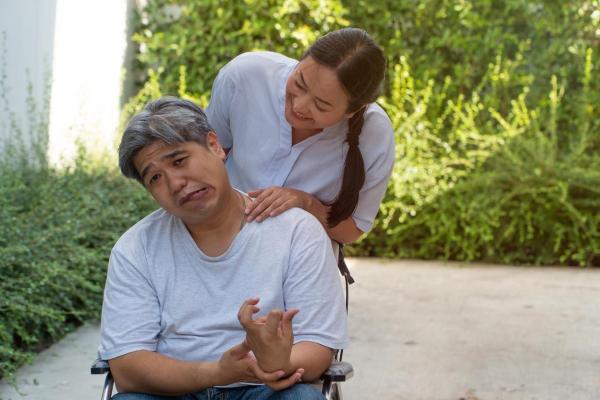Hemiparesia: o que é, sintomas, tipos, causas e tratamento