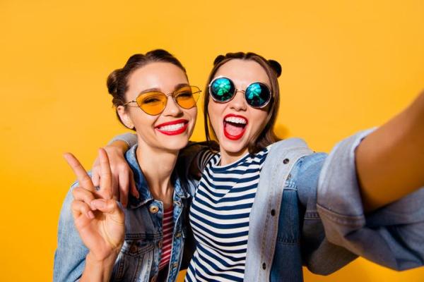 Como saber se uma mulher está afim da outra? - Encontra desculpas para passar tempo a sós com você