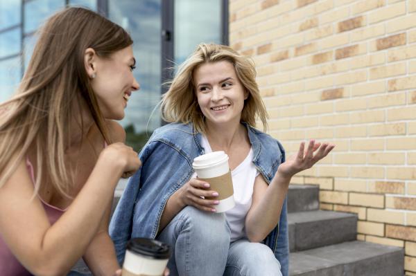 Como saber se uma mulher está afim da outra? - Inclina-se em sua direção quando vocês conversam