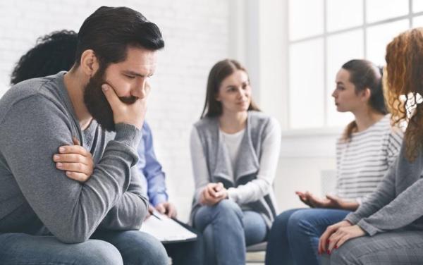 Escopofobia (medo de ser observado): o que é, causas, sintomas e tratamento - Causas da escopofobia