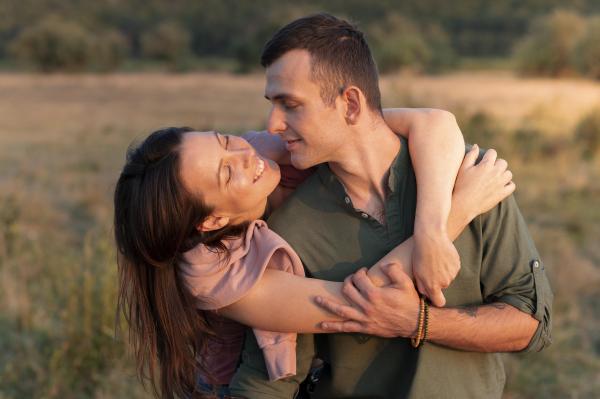 Como saber se ele me deseja sexualmente - Sua respiração e expressão facial mudam quando você está por perto