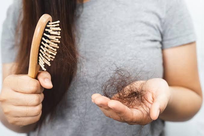 O que significa sonhar que o cabelo está caindo - Diferentes interpretações