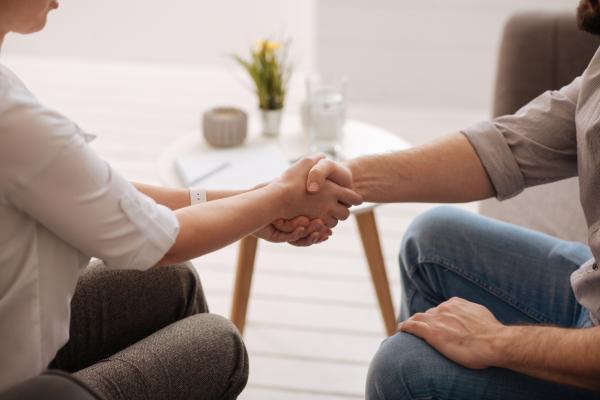 Gestos e seus significados na psicologia - Fazer um aperto de mãos